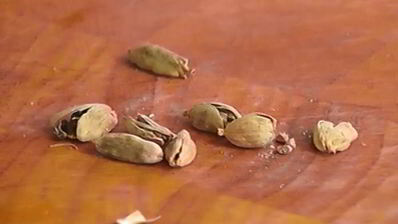 миндальные тарталетки со сливовым соусом