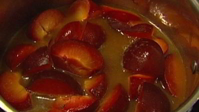 миндальные тарталетки со сливовым соусом