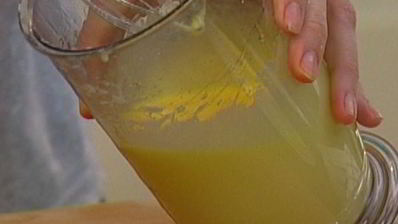 миндальные тарталетки со сливовым соусом