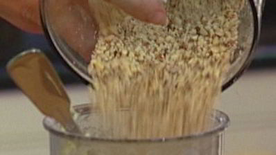 миндальные тарталетки со сливовым соусом