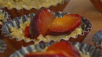 миндальные тарталетки со сливовым соусом