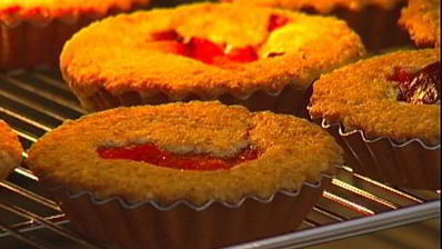 миндальные тарталетки со сливовым соусом