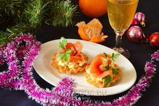 Новогодние тарталетки с семгой