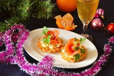 Новогодние тарталетки с семгой