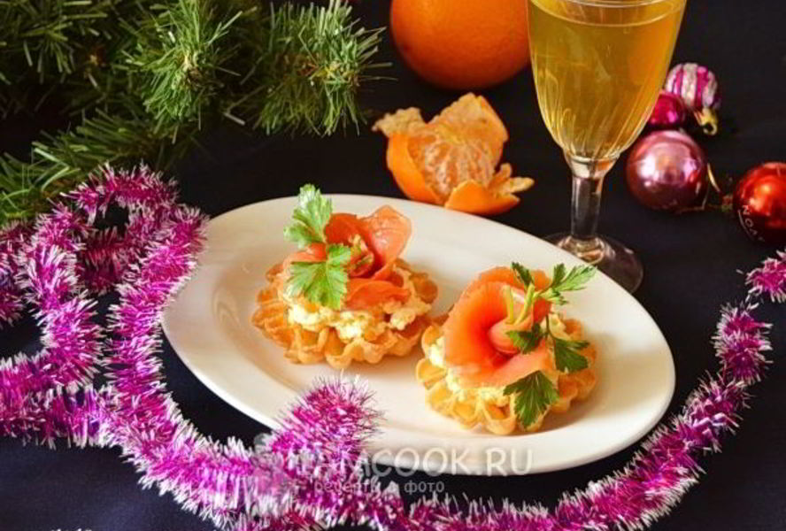 Новогодние тарталетки с семгой