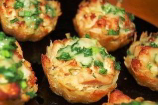 Тарталетки из картофеля под чесночным соусом