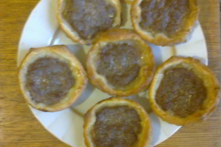 Тарталетки из слоеного теста с фаршем