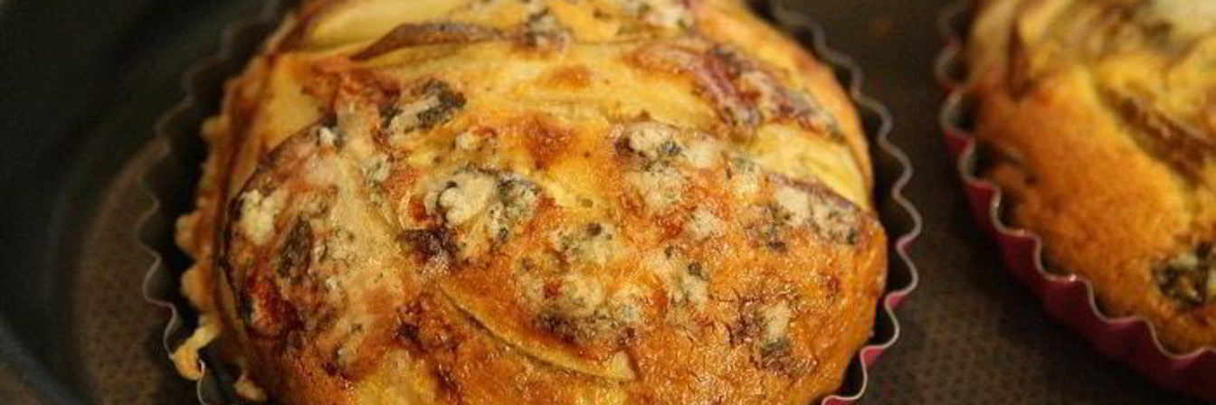 Тарталетки из слоеного теста с грушей и голубым сыром