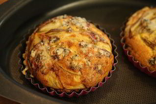 Тарталетки из слоеного теста с грушей и голубым сыром