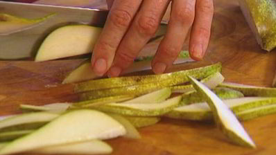 тарталетки из слоеного теста с грушей и голубым сыром