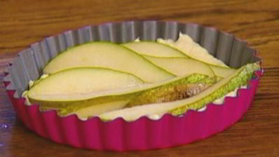 тарталетки из слоеного теста с грушей и голубым сыром