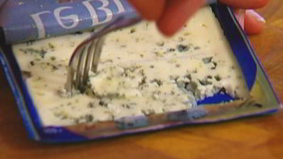 тарталетки из слоеного теста с грушей и голубым сыром