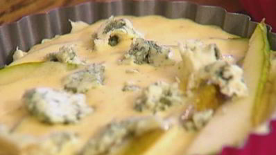 тарталетки из слоеного теста с грушей и голубым сыром