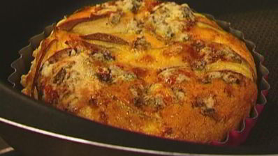 тарталетки из слоеного теста с грушей и голубым сыром