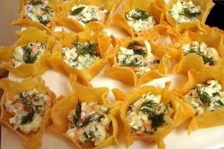 Тарталетки из сыра с огурцом и креветками