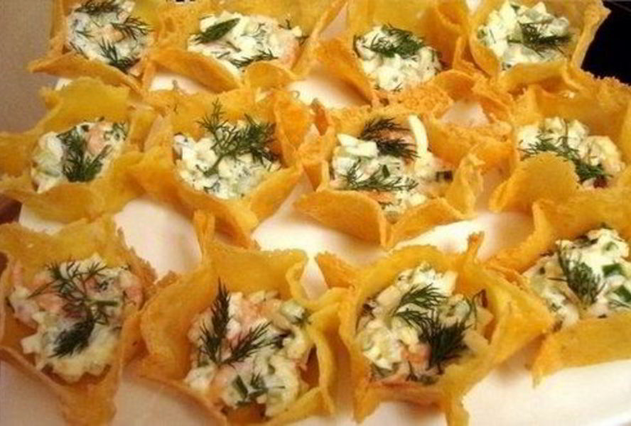 Тарталетки из сыра с огурцом и креветками