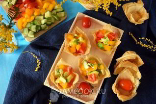 Тарталетки из теста фило с салатом