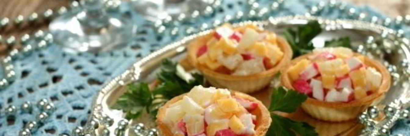 Тарталетки с ананасами и крабовыми палочками