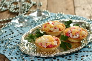 Тарталетки с ананасами и крабовыми палочками