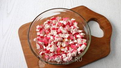 тарталетки с ананасами и крабовыми палочками