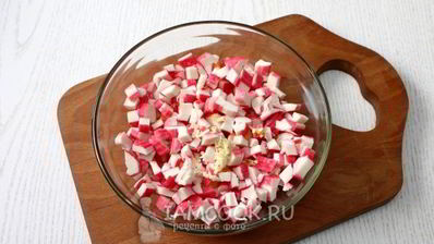 тарталетки с ананасами и крабовыми палочками