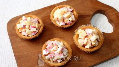тарталетки с ананасами и крабовыми палочками