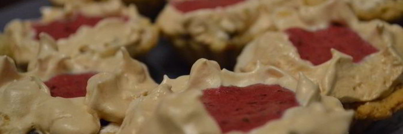 Тарталетки с безе и черной смородиной