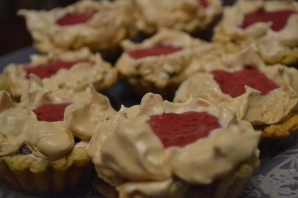 Тарталетки с безе и черной смородиной