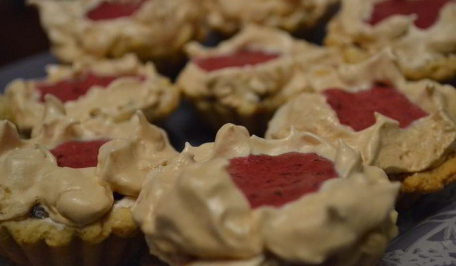 Рецепт тарталеток с безе и черной смородиной