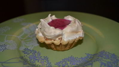 тарталетки с безе и черной смородиной