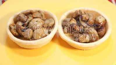 тарталетки с грибами и сыром