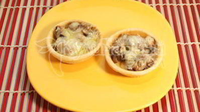 тарталетки с грибами и сыром