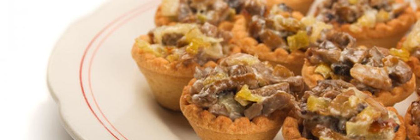 Тарталетки с грибами, сыром и овощами