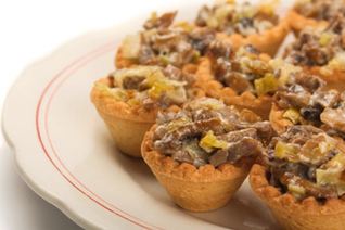 Тарталетки с грибами, сыром и овощами