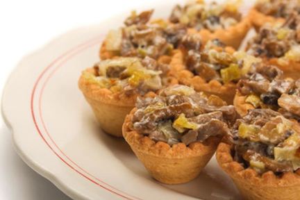 Тарталетки с грибами, сыром и овощами