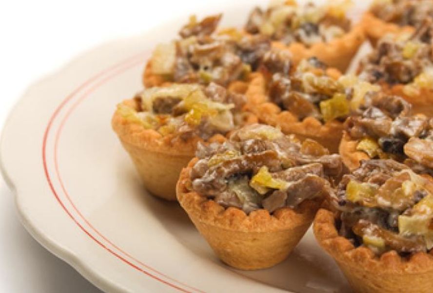 Тарталетки с грибами, сыром и овощами