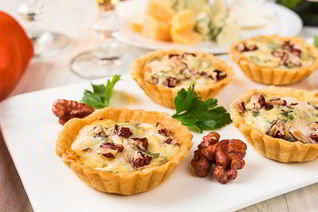 Тарталетки с грушей и голубым сыром