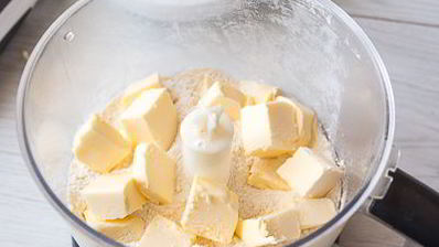 тарталетки с грушей и голубым сыром