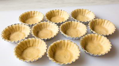 тарталетки с грушей и голубым сыром