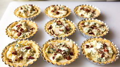 тарталетки с грушей и голубым сыром