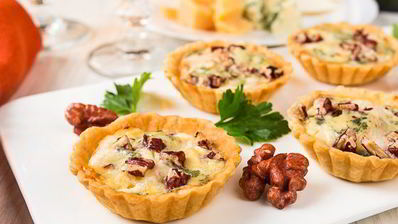 тарталетки с грушей и голубым сыром