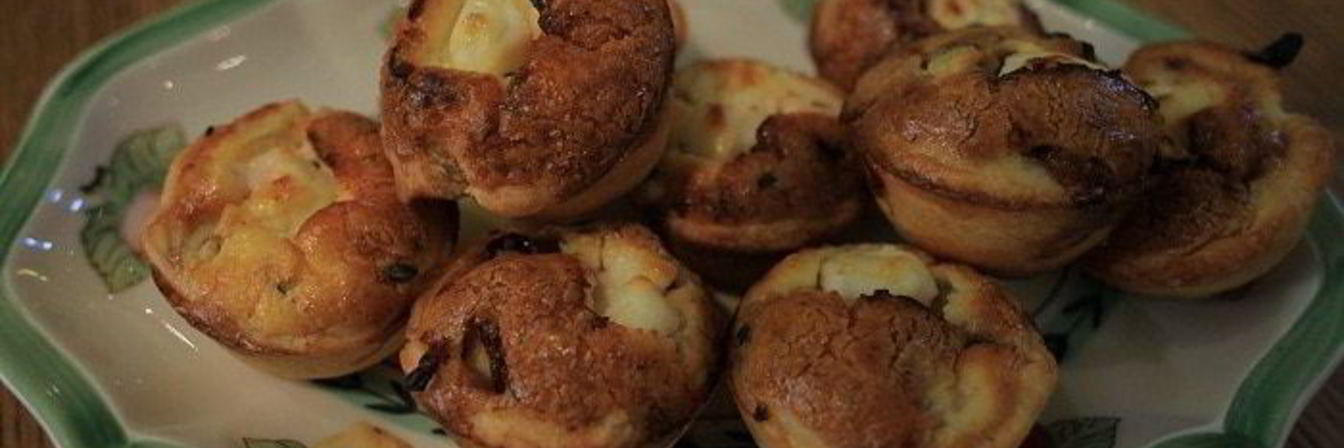 Тарталетки с карамелизированным луком и фетой