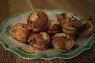 Тарталетки с карамелизированным луком и фетой