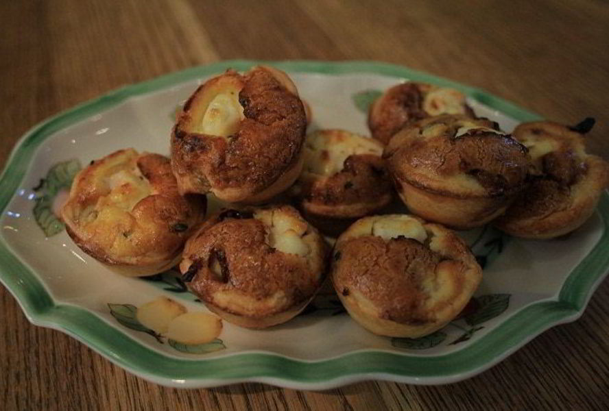 Тарталетки с карамелизированным луком и фетой