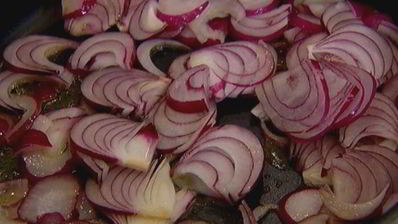 тарталетки с карамелизированным луком и фетой