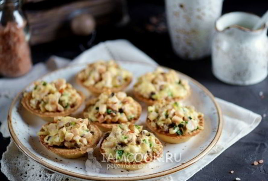 Тарталетки с копченой курицей и грибами