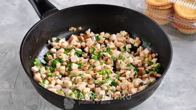 тарталетки с копченой курицей и грибами