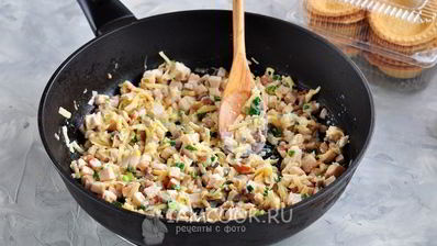 тарталетки с копченой курицей и грибами