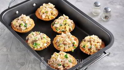 тарталетки с копченой курицей и грибами
