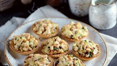 тарталетки с копченой курицей и грибами